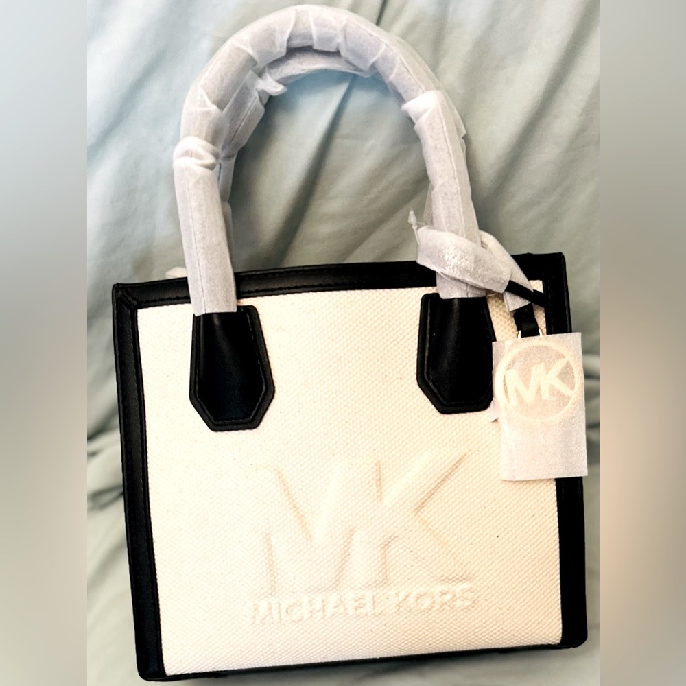 BRAND NEW W/TAGS Michael Kors Mercer MD Messenger bag Black & White color.